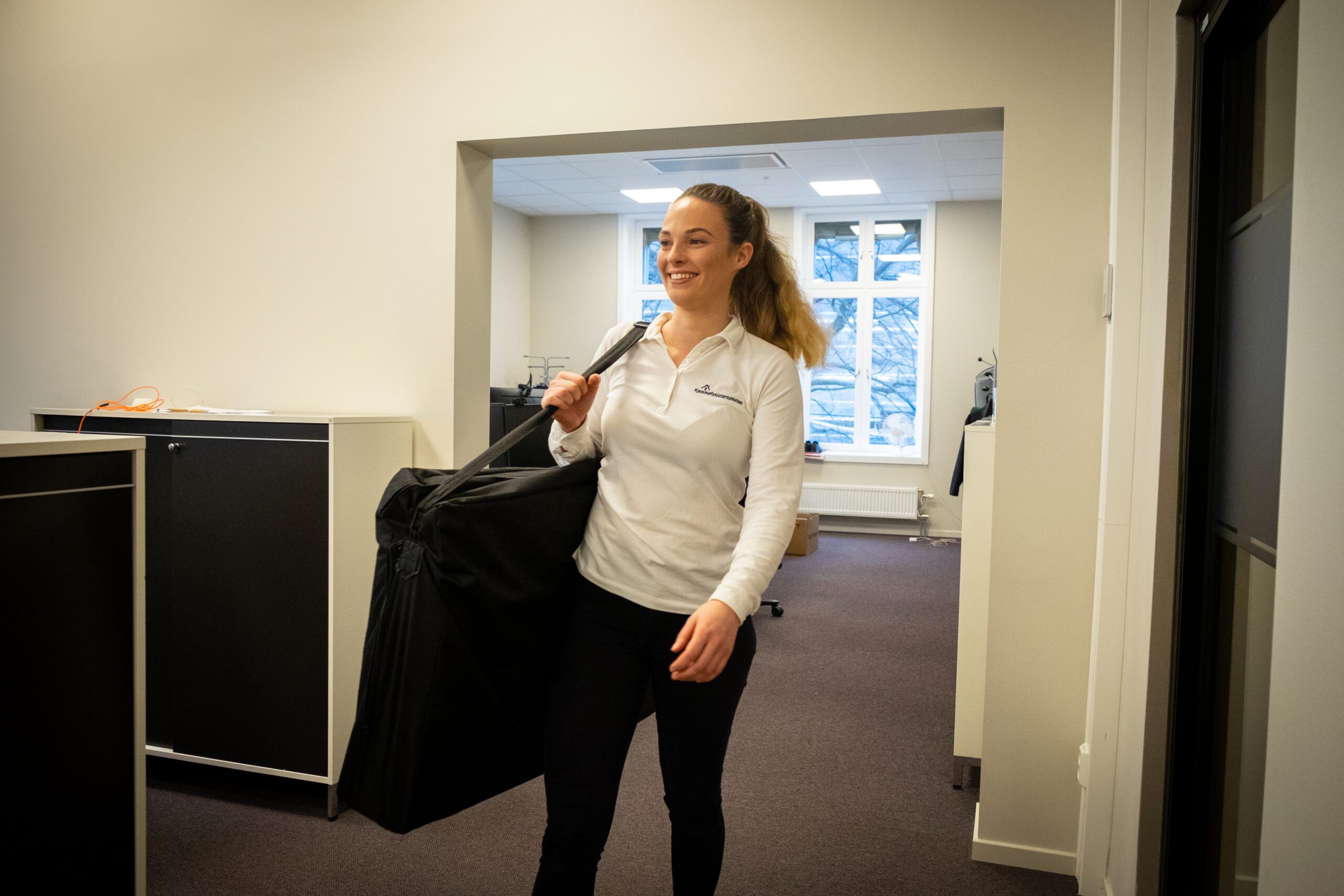 Massasjeterapeut behandler nakke og skuldre på kontoret